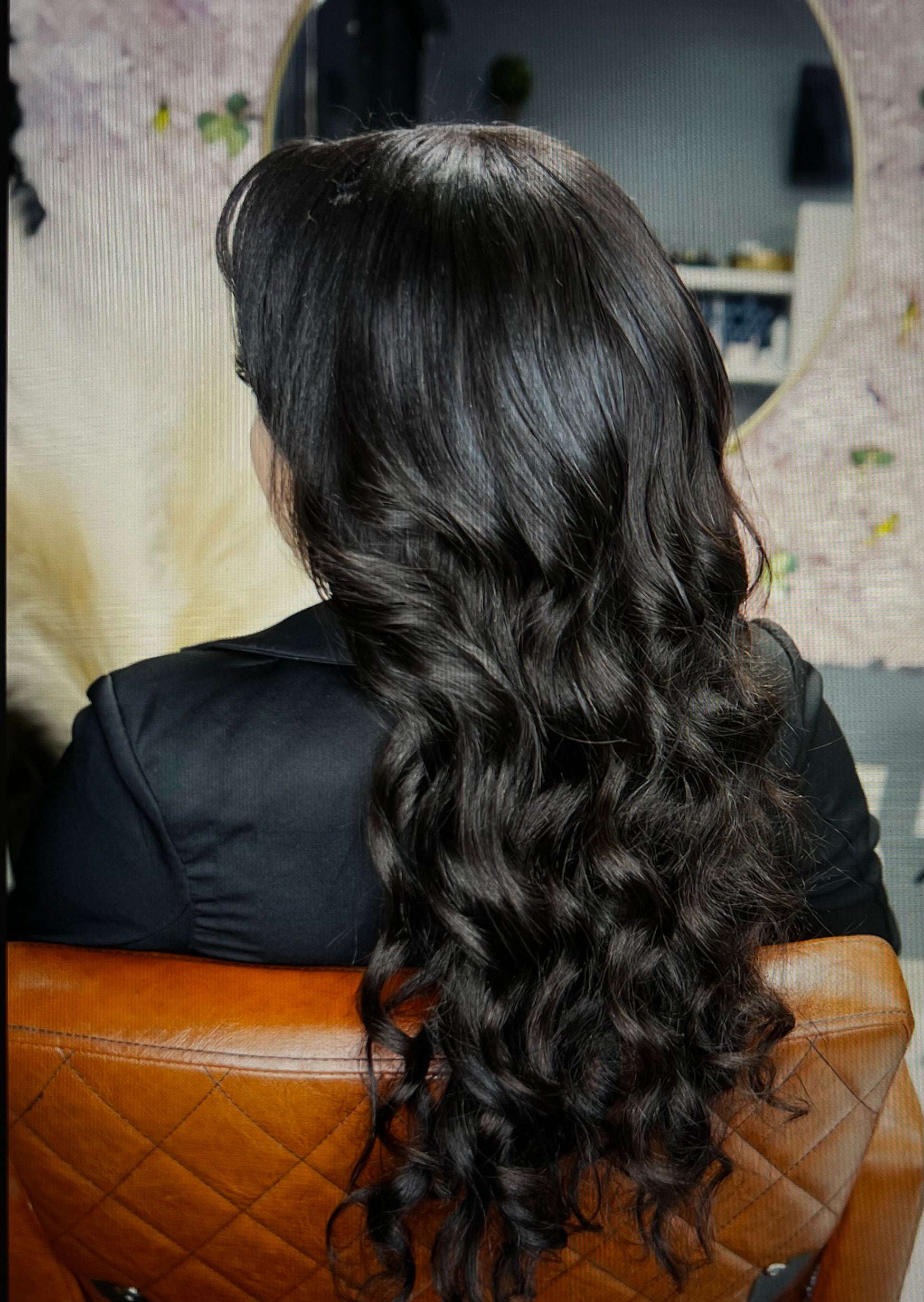 Woman wear black body wave hair extension